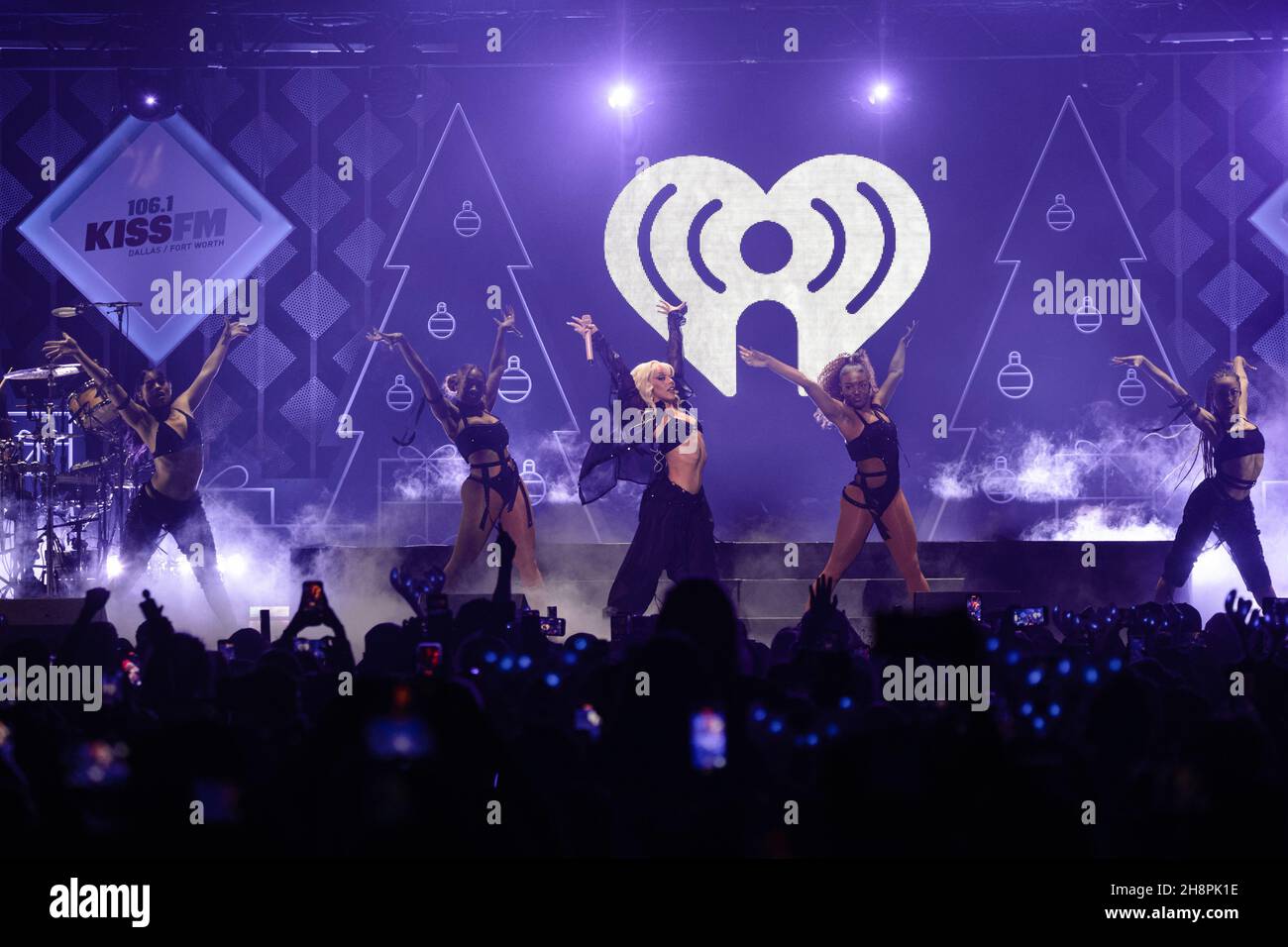 FORT WORTH, TEXAS - 30. NOVEMBER: Doja Cat tritt auf der Bühne während des Jingle Ball 2021 von iHeartRadio 106,1 von KISS FM, präsentiert von Capital One, am 30. November 2021 in Fort Worth, Texas, in der Dickies Arena auf. Foto:Rachel Parker/imageSPACE/Sipa USA Credit: SIPA USA/Alamy Live News Stockfoto