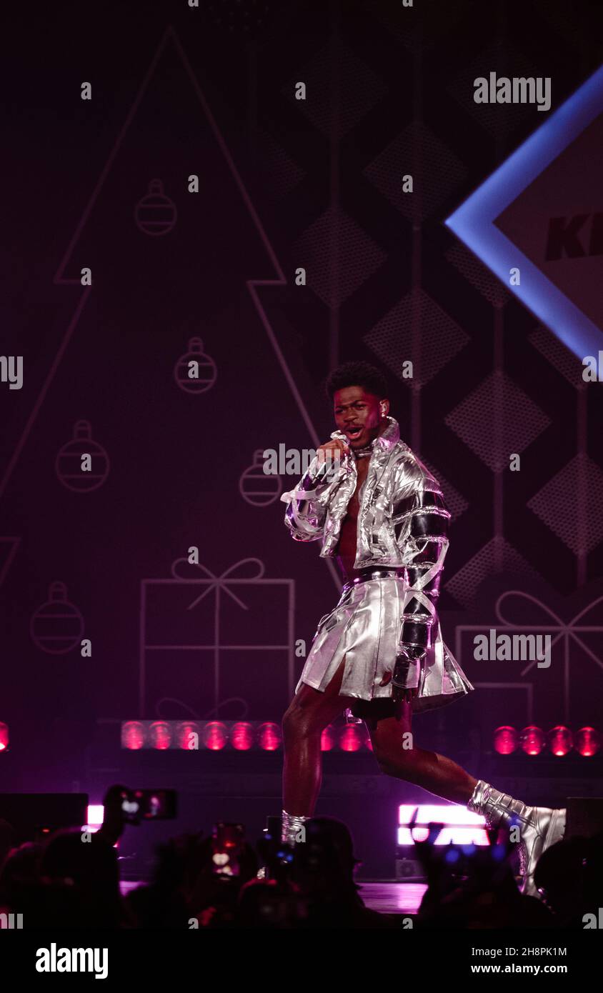 FORT WORTH, TEXAS - 30. NOVEMBER: Lil NAS X tritt während des Jingle 106,1 Ball 2021 von KISS FM auf der Bühne auf, präsentiert von Capital One in der Dickies Arena am 30. November 2021 in Fort Worth, Texas. Foto:Rachel Parker/imageSPACE/Sipa USA Credit: SIPA USA/Alamy Live News Stockfoto