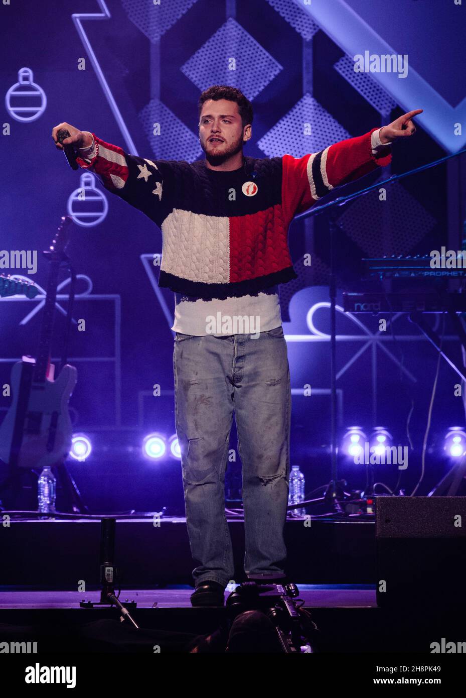 FORT WORTH, TEXAS - 30. NOVEMBER: Bazzi tritt während des Jingle Ball 2021 von iHeartRadio 106,1 von KISS FM auf, präsentiert von Capital One in der Dickies Arena am 30. November 2021 in Fort Worth, Texas. Foto:Rachel Parker/imageSPACE/Sipa USA Credit: SIPA USA/Alamy Live News Stockfoto