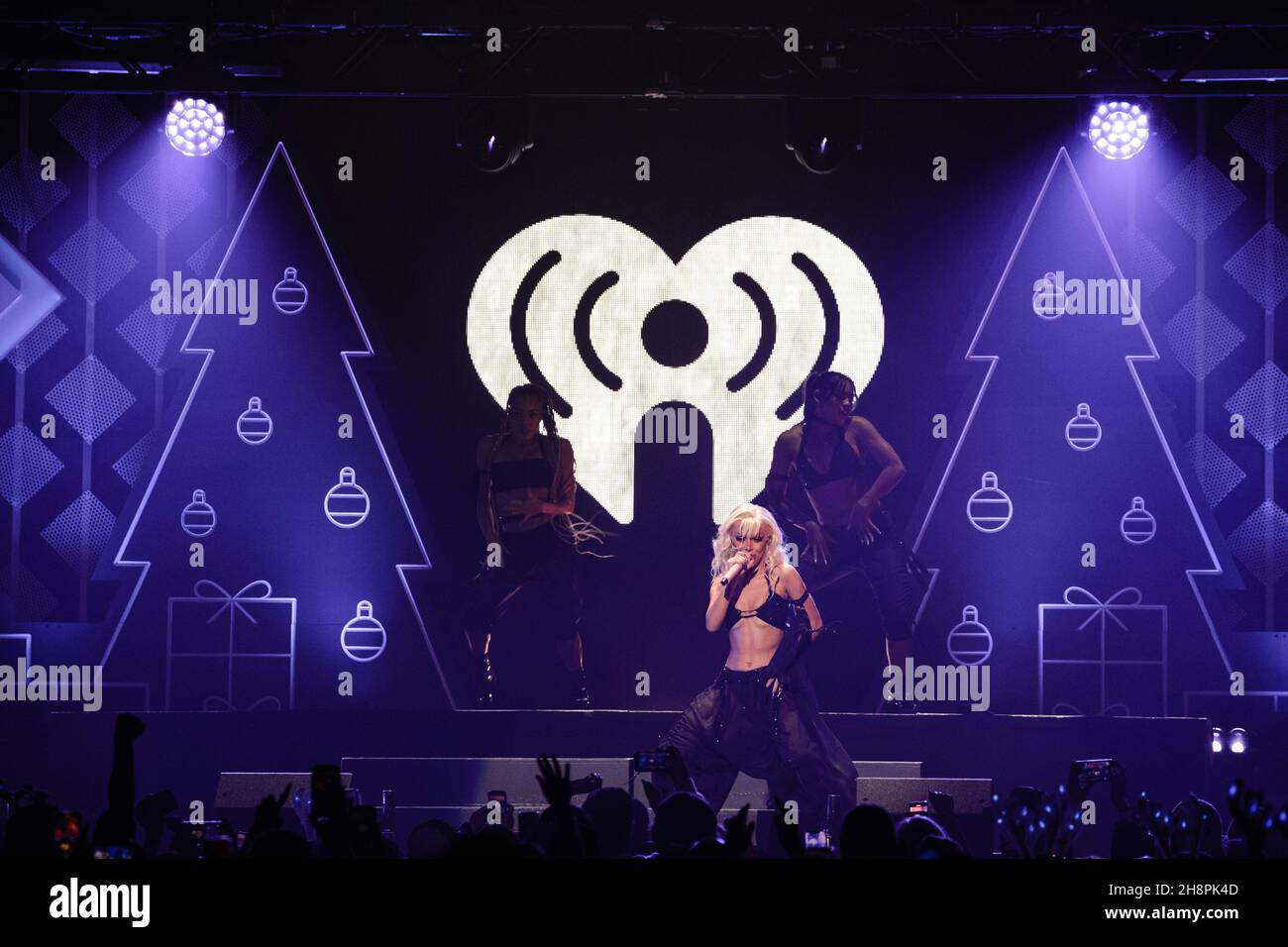 FORT WORTH, TEXAS - 30. NOVEMBER: Doja Cat tritt auf der Bühne während des Jingle Ball 2021 von iHeartRadio 106,1 von KISS FM, präsentiert von Capital One, am 30. November 2021 in Fort Worth, Texas, in der Dickies Arena auf. Foto:Rachel Parker/imageSPACE/Sipa USA Credit: SIPA USA/Alamy Live News Stockfoto