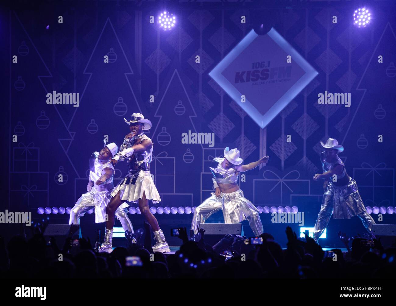 FORT WORTH, TEXAS - 30. NOVEMBER: Lil NAS X tritt während des Jingle 106,1 Ball 2021 von KISS FM auf der Bühne auf, präsentiert von Capital One in der Dickies Arena am 30. November 2021 in Fort Worth, Texas. Foto:Rachel Parker/imageSPACE/Sipa USA Credit: SIPA USA/Alamy Live News Stockfoto