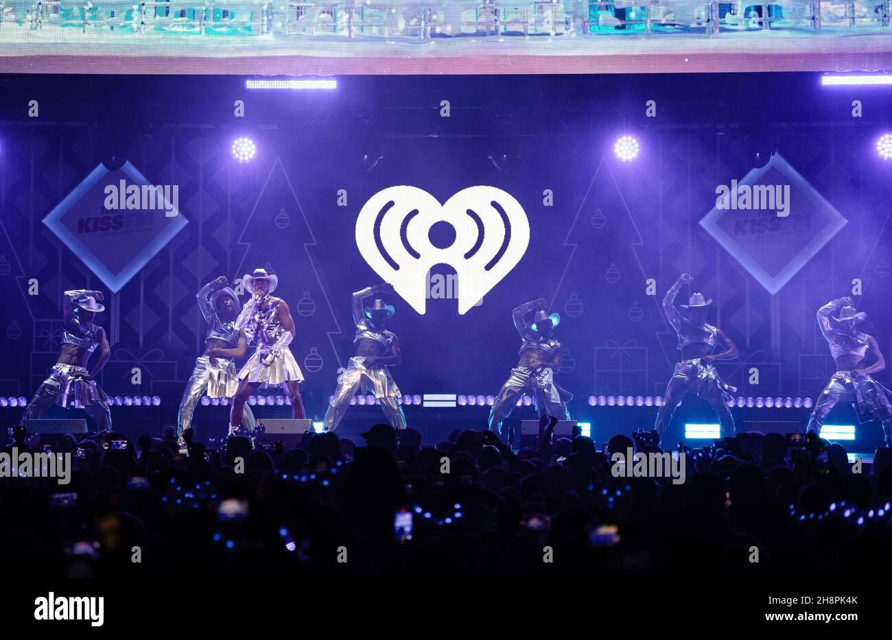 FORT WORTH, TEXAS - 30. NOVEMBER: Lil NAS X tritt während des Jingle 106,1 Ball 2021 von KISS FM auf der Bühne auf, präsentiert von Capital One in der Dickies Arena am 30. November 2021 in Fort Worth, Texas. Foto:Rachel Parker/imageSPACE/Sipa USA Credit: SIPA USA/Alamy Live News Stockfoto