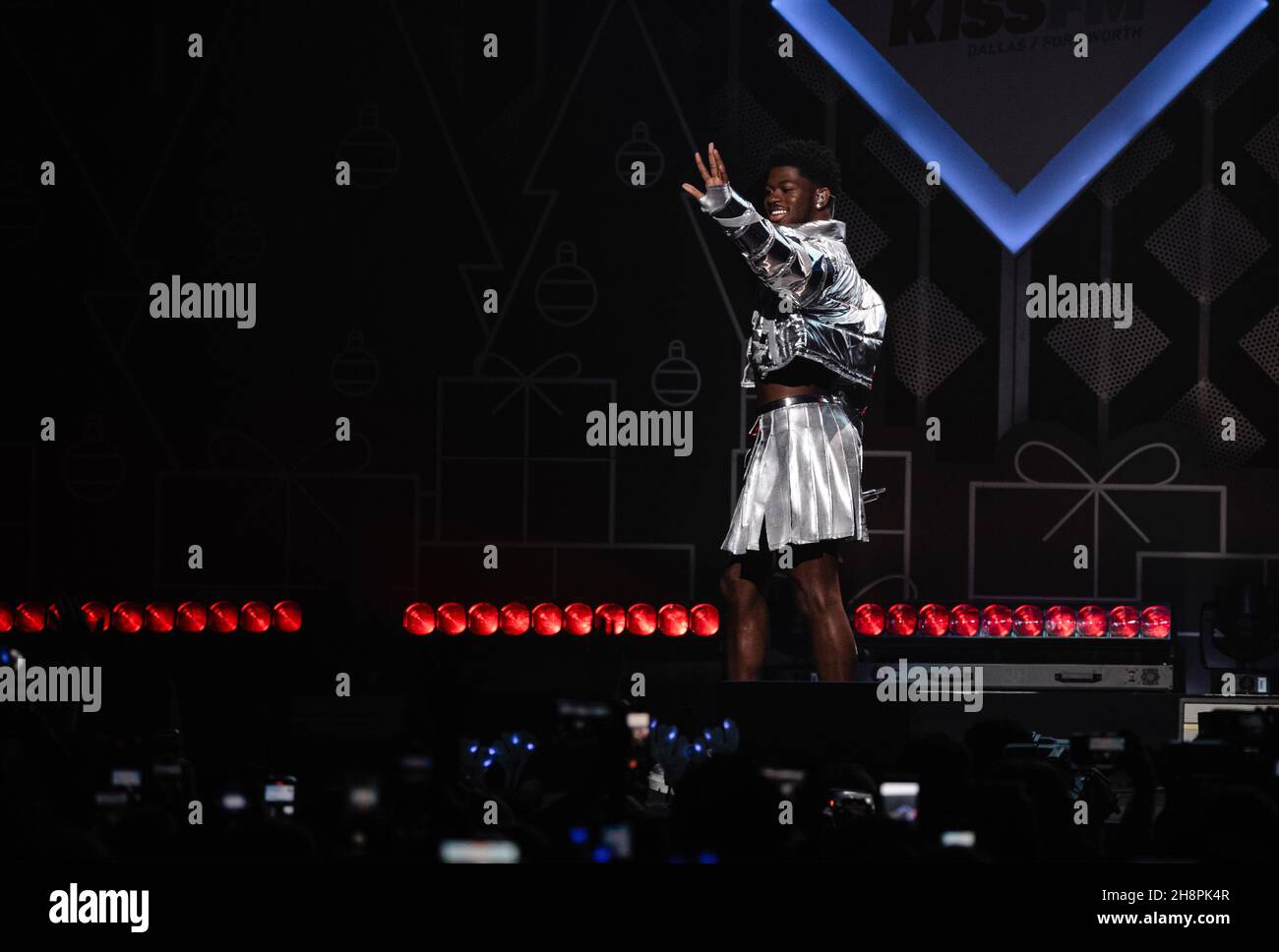 FORT WORTH, TEXAS - 30. NOVEMBER: Lil NAS X tritt während des Jingle 106,1 Ball 2021 von KISS FM auf der Bühne auf, präsentiert von Capital One in der Dickies Arena am 30. November 2021 in Fort Worth, Texas. Foto:Rachel Parker/imageSPACE/Sipa USA Credit: SIPA USA/Alamy Live News Stockfoto