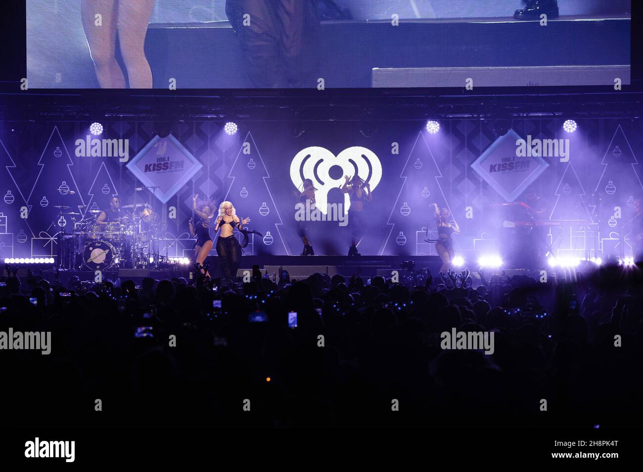 FORT WORTH, TEXAS - 30. NOVEMBER: Doja Cat tritt auf der Bühne während des Jingle Ball 2021 von iHeartRadio 106,1 von KISS FM, präsentiert von Capital One, am 30. November 2021 in Fort Worth, Texas, in der Dickies Arena auf. Foto:Rachel Parker/imageSPACE/Sipa USA Credit: SIPA USA/Alamy Live News Stockfoto