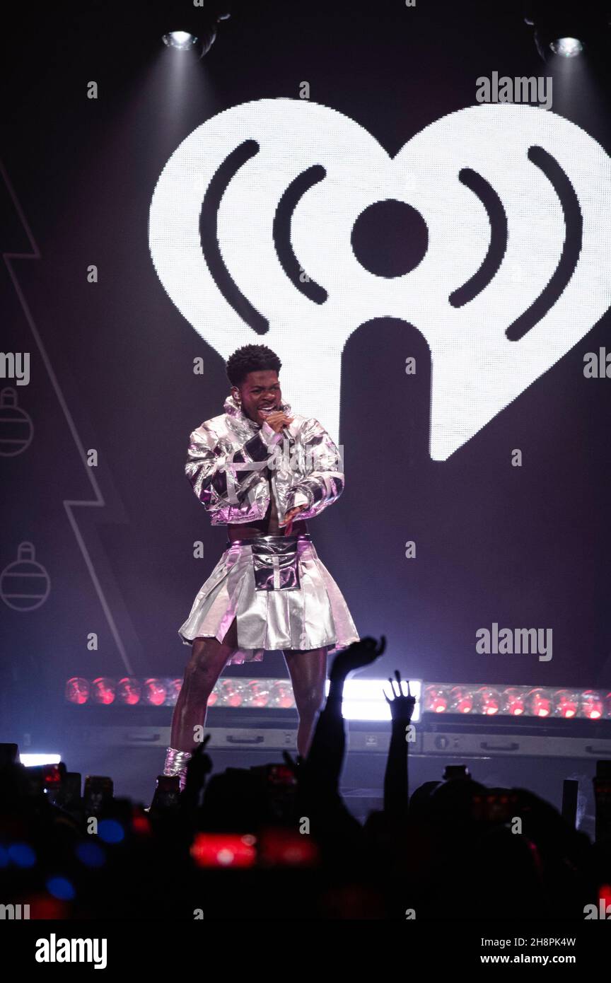 FORT WORTH, TEXAS - 30. NOVEMBER: Lil NAS X tritt während des Jingle 106,1 Ball 2021 von KISS FM auf der Bühne auf, präsentiert von Capital One in der Dickies Arena am 30. November 2021 in Fort Worth, Texas. Foto:Rachel Parker/imageSPACE/Sipa USA Credit: SIPA USA/Alamy Live News Stockfoto