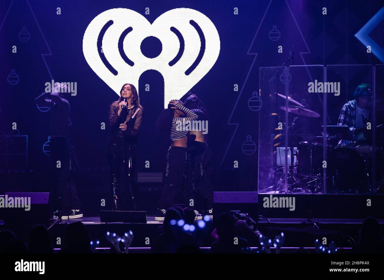 FORT WORTH, TEXAS - 30. NOVEMBER: Tate McRae tritt während des Jingle 106,1 Ball 2021 von KISS FM auf der Bühne auf, der von Capital One am 30. November 2021 in der Dickies Arena in Fort Worth, Texas, präsentiert wird. Foto:Rachel Parker/imageSPACE/Sipa USA Credit: SIPA USA/Alamy Live News Stockfoto