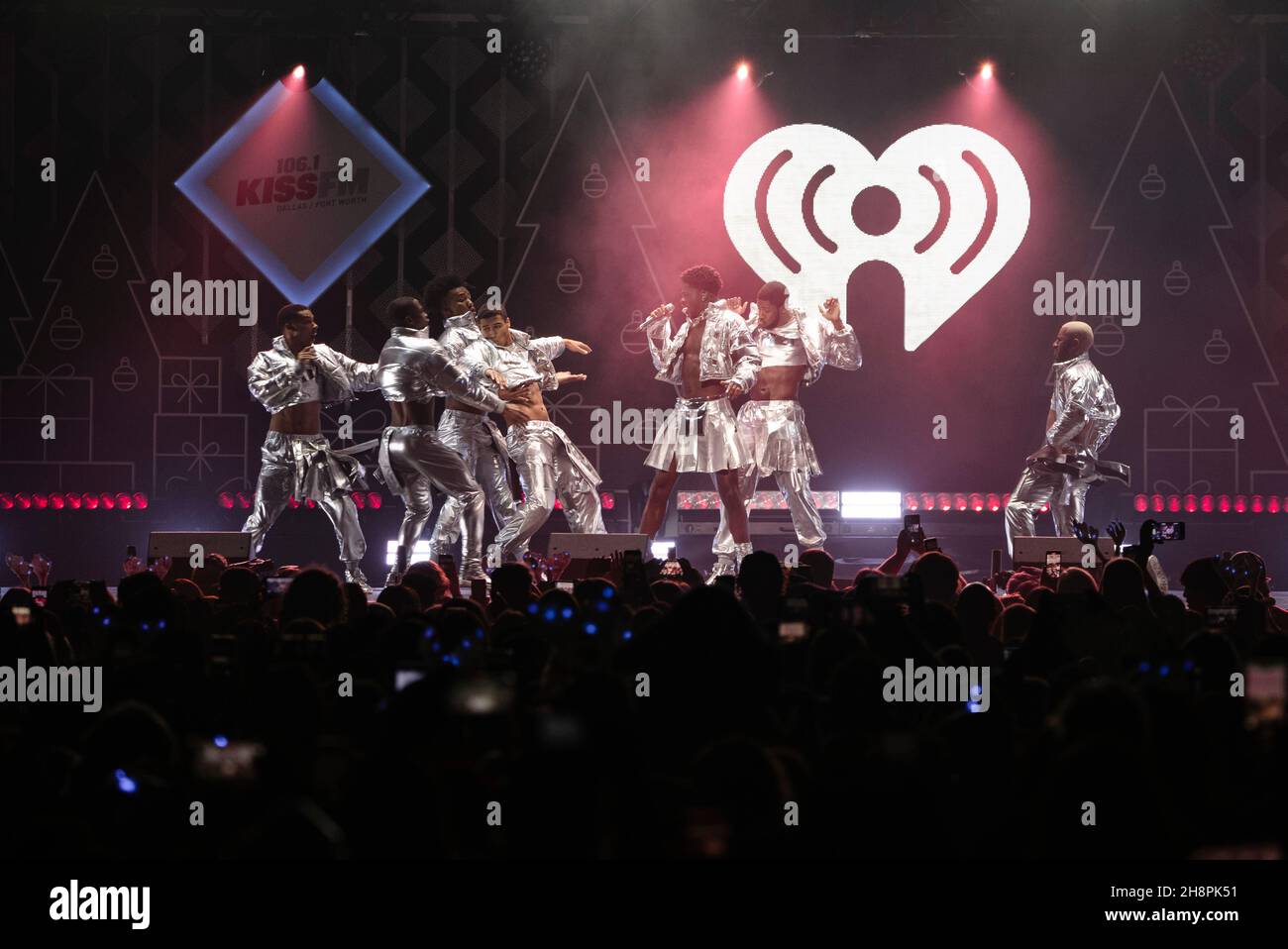 FORT WORTH, TEXAS - 30. NOVEMBER: Lil NAS X tritt während des Jingle 106,1 Ball 2021 von KISS FM auf der Bühne auf, präsentiert von Capital One in der Dickies Arena am 30. November 2021 in Fort Worth, Texas. Foto:Rachel Parker/imageSPACE/Sipa USA Credit: SIPA USA/Alamy Live News Stockfoto