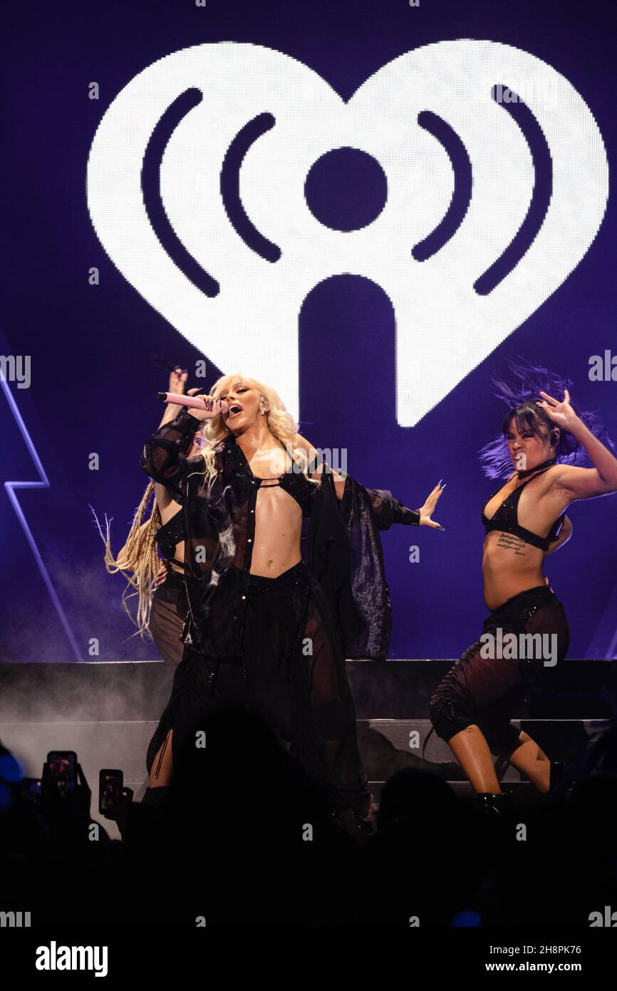 FORT WORTH, TEXAS - 30. NOVEMBER: Doja Cat tritt auf der Bühne während des Jingle Ball 2021 von iHeartRadio 106,1 von KISS FM, präsentiert von Capital One, am 30. November 2021 in Fort Worth, Texas, in der Dickies Arena auf. Foto:Rachel Parker/imageSPACE/Sipa USA Credit: SIPA USA/Alamy Live News Stockfoto