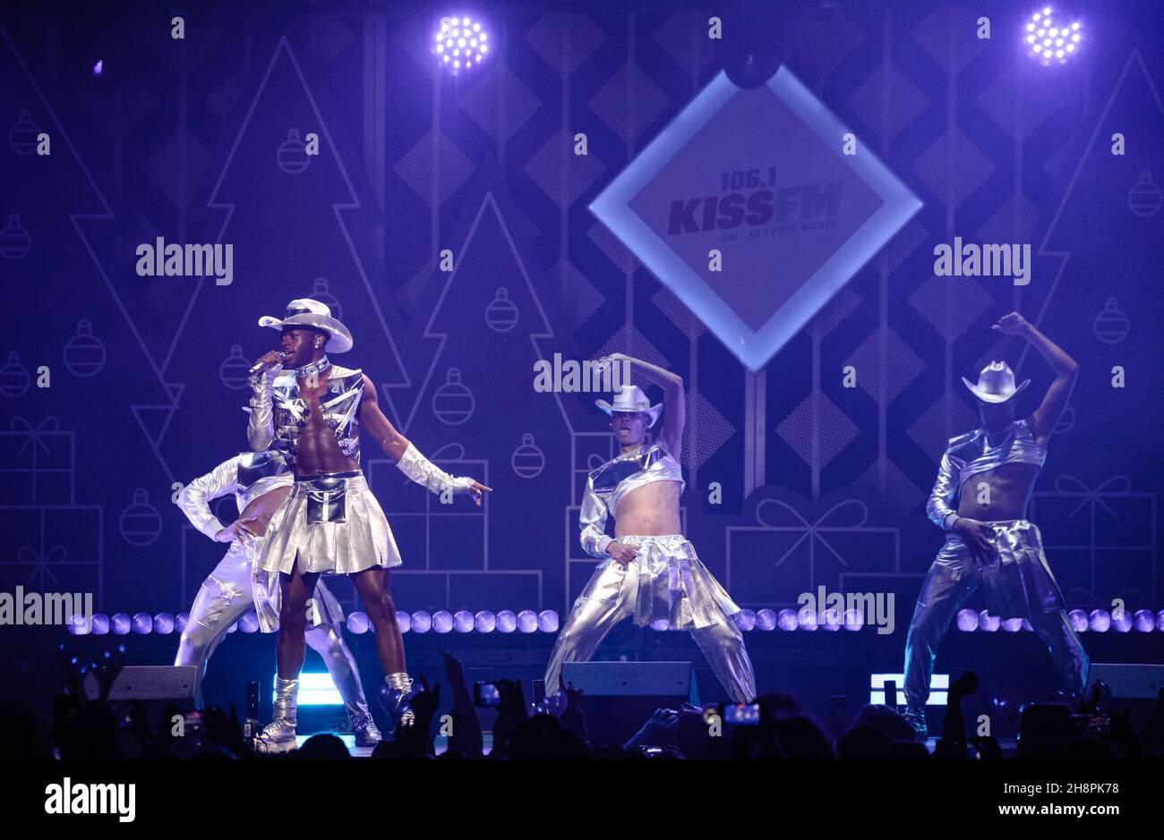 FORT WORTH, TEXAS - 30. NOVEMBER: Lil NAS X tritt während des Jingle 106,1 Ball 2021 von KISS FM auf der Bühne auf, präsentiert von Capital One in der Dickies Arena am 30. November 2021 in Fort Worth, Texas. Foto:Rachel Parker/imageSPACE/Sipa USA Credit: SIPA USA/Alamy Live News Stockfoto