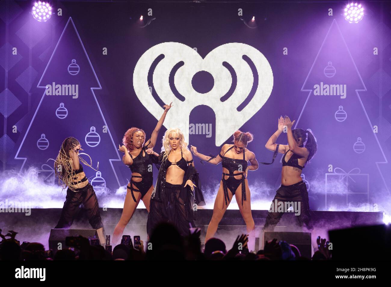 FORT WORTH, TEXAS - 30. NOVEMBER: Doja Cat tritt auf der Bühne während des Jingle Ball 2021 von iHeartRadio 106,1 von KISS FM, präsentiert von Capital One, am 30. November 2021 in Fort Worth, Texas, in der Dickies Arena auf. Foto:Rachel Parker/imageSPACE/Sipa USA Credit: SIPA USA/Alamy Live News Stockfoto