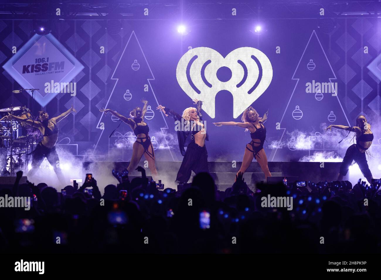 FORT WORTH, TEXAS - 30. NOVEMBER: Doja Cat tritt auf der Bühne während des Jingle Ball 2021 von iHeartRadio 106,1 von KISS FM, präsentiert von Capital One, am 30. November 2021 in Fort Worth, Texas, in der Dickies Arena auf. Foto:Rachel Parker/imageSPACE/Sipa USA Credit: SIPA USA/Alamy Live News Stockfoto