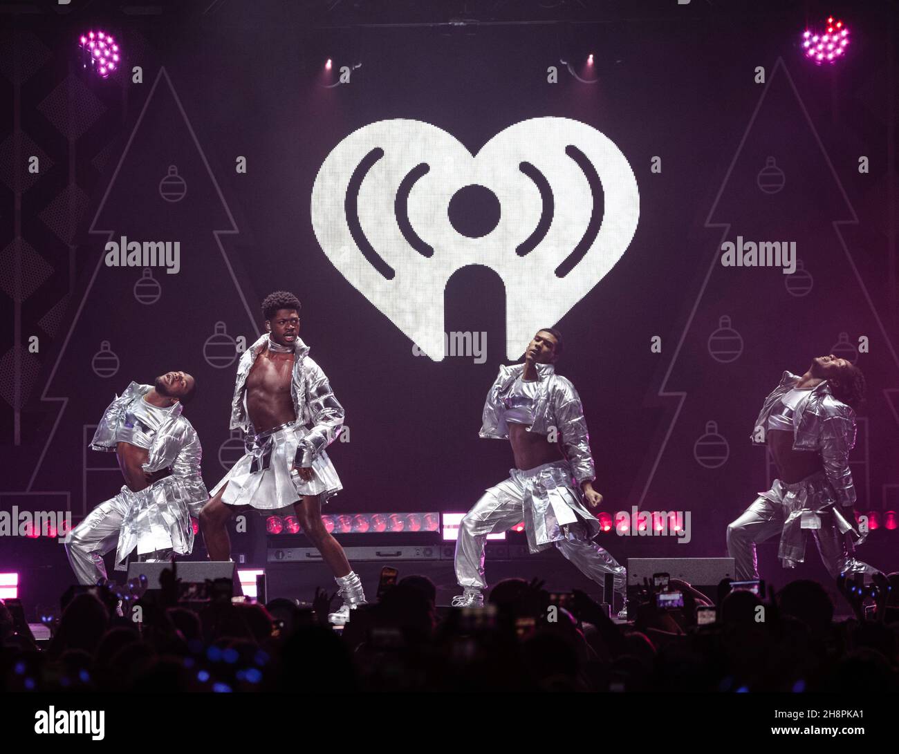 FORT WORTH, TEXAS - 30. NOVEMBER: Lil NAS X tritt während des Jingle 106,1 Ball 2021 von KISS FM auf der Bühne auf, präsentiert von Capital One in der Dickies Arena am 30. November 2021 in Fort Worth, Texas. Foto:Rachel Parker/imageSPACE/Sipa USA Credit: SIPA USA/Alamy Live News Stockfoto