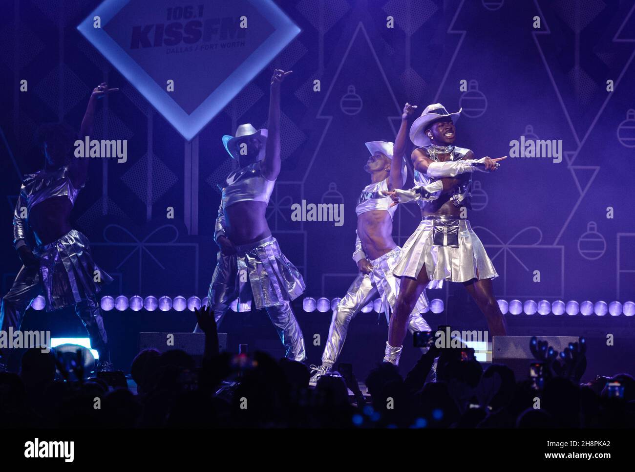 FORT WORTH, TEXAS - 30. NOVEMBER: Lil NAS X tritt während des Jingle 106,1 Ball 2021 von KISS FM auf der Bühne auf, präsentiert von Capital One in der Dickies Arena am 30. November 2021 in Fort Worth, Texas. Foto:Rachel Parker/imageSPACE/Sipa USA Credit: SIPA USA/Alamy Live News Stockfoto