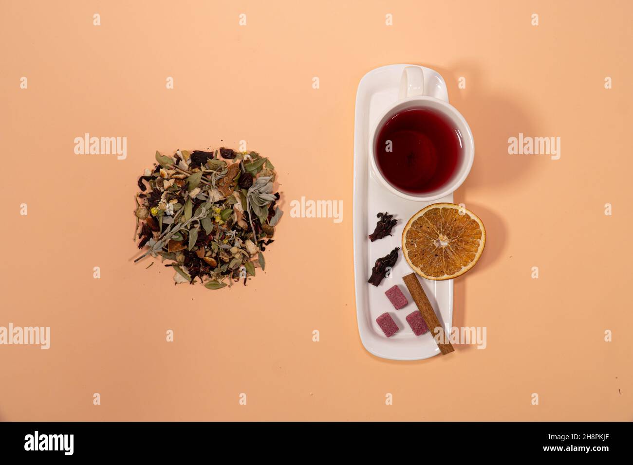 Winter Tea Konzept mit getrockneten Beeren oder orange Draufsicht Foto beruhigende Korallen Hintergrund Stockfoto