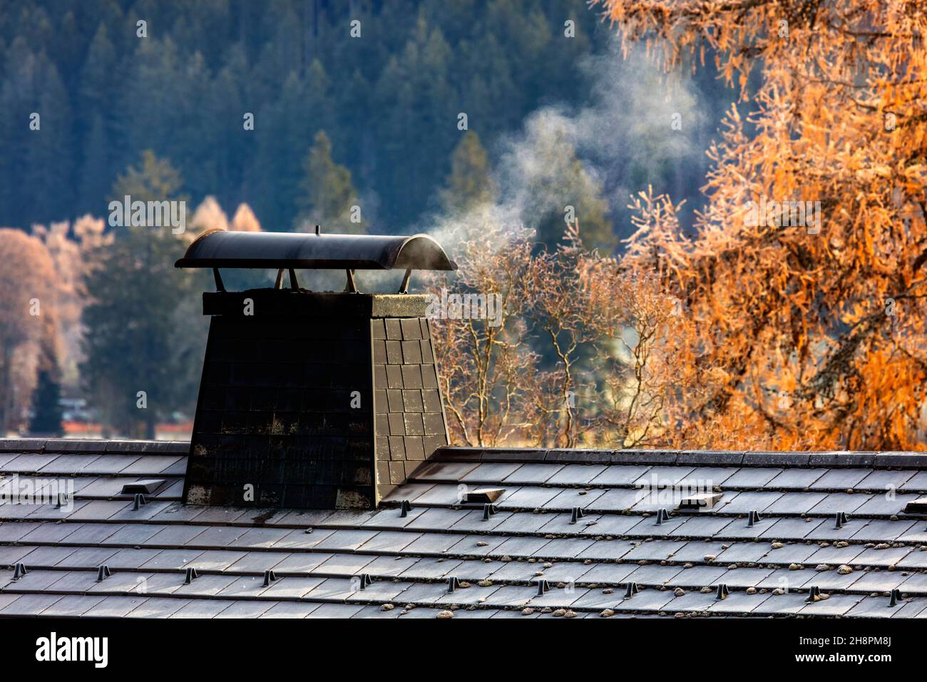 Rauchkamin an einem kalten Morgen Stockfoto