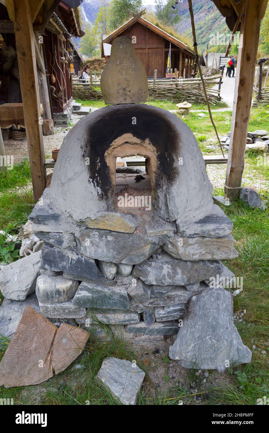 Gudvangen, Norwegen - ca. September 2021: Ofen aus Steinen im wikingerdorf Stockfoto