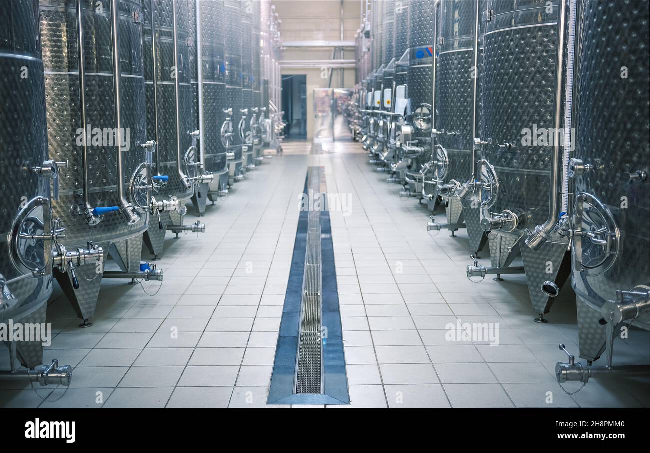 Gärtanks für Stahlweine in Weinkellereien, selektive Fokusperspektive Stockfoto