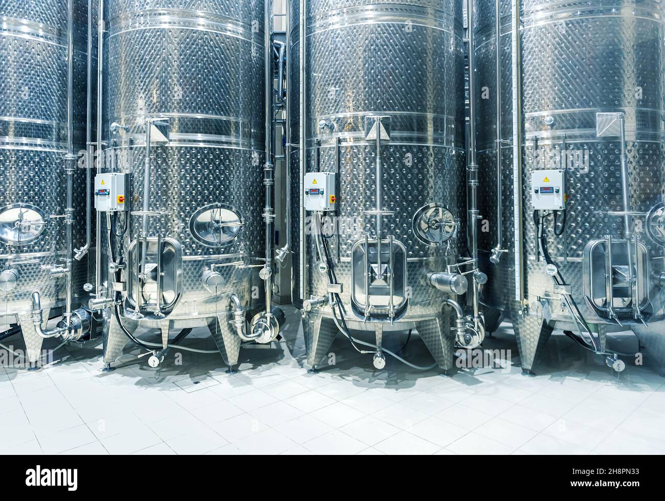 Stahlfassen zum Reihen der Trauben. Moderne Einrichtung der Weinkellerei Stockfoto