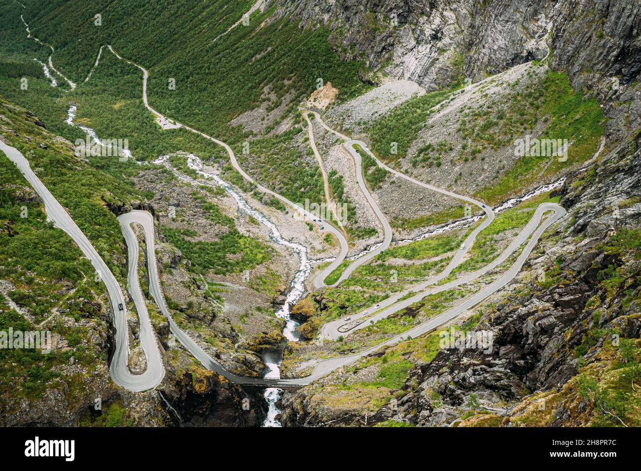 Trollstigen, Andalsnes, Norwegen. Serpentine Mountain Road Trollstigen. Berühmtes Norwegisches Wahrzeichen Und Beliebtes Reiseziel. Norwegian County Road 63 Zoll Stockfoto