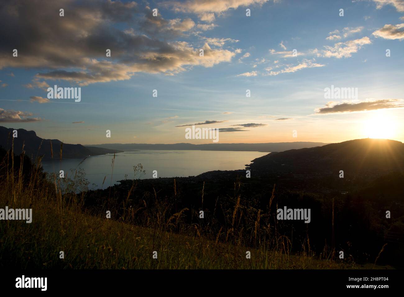 Spektakulärer Sonnenuntergang über dem Genfersee in der Schweiz Stockfoto