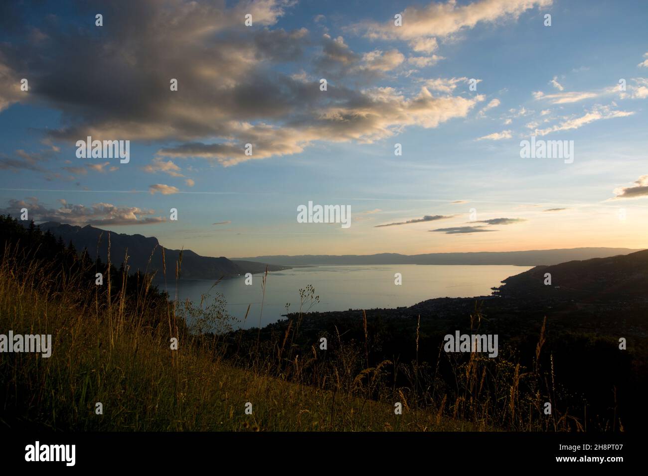Spektakulärer Sonnenuntergang über dem Genfersee in der Schweiz Stockfoto