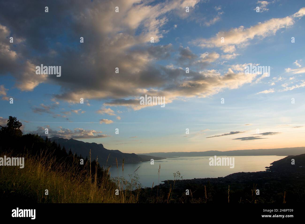 Spektakulärer Sonnenuntergang über dem Genfersee in der Schweiz Stockfoto