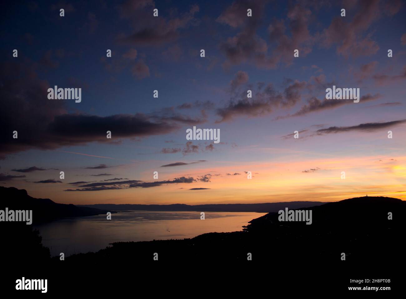 Spektakulärer Sonnenuntergang über dem Genfersee in der Schweiz Stockfoto