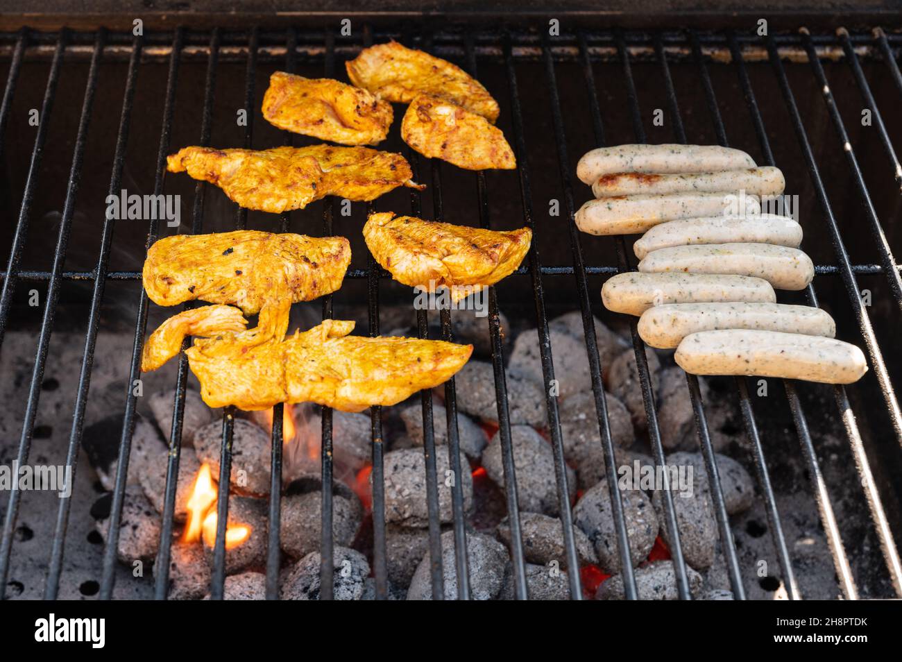 Zubereitung von Fleisch und Käse zum Abendessen auf dem Grill Stockfoto