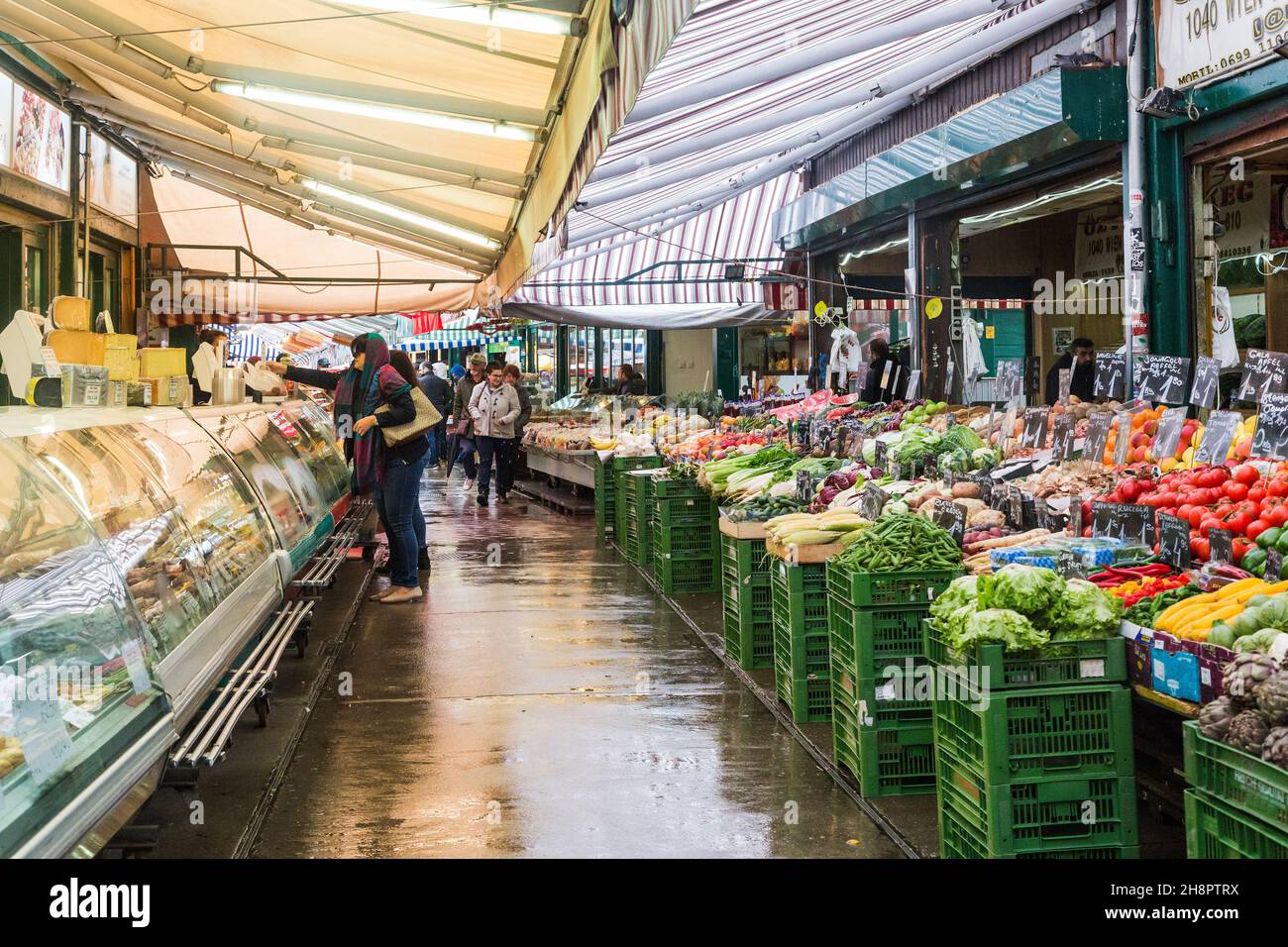 WIEN, ÖSTERREICH - 22. MAI 2019: Dies ist die Einkaufspassage des berühmten Naschmarktes im Frühlingsregen. Stockfoto