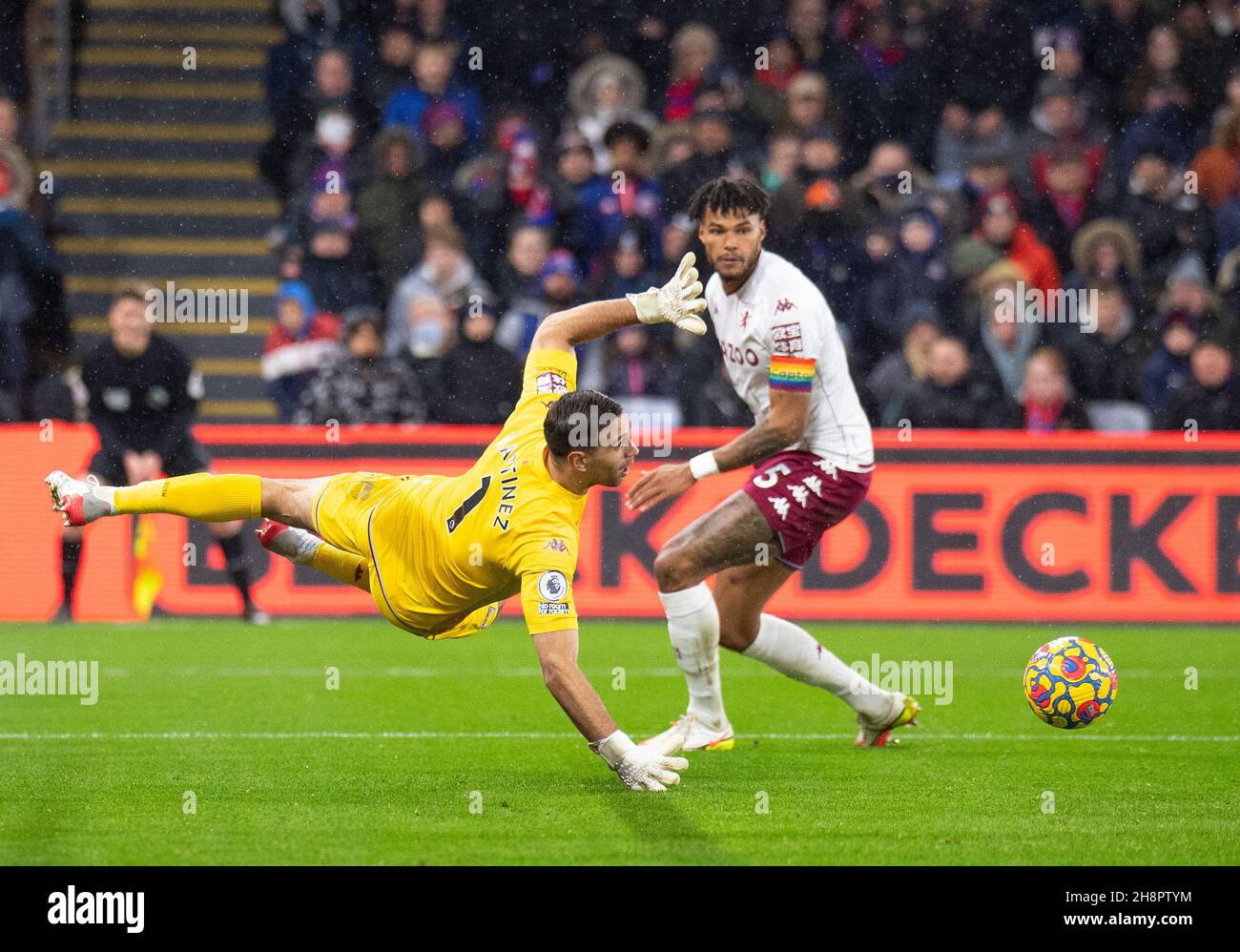 London, Großbritannien. 27th. November 2021. Aston Villa Torwart Emiliano Martinez beim Premier League Spiel zwischen Crystal Palace und Aston Villa im Selhurst Park, London, England am 27. November 2021. Foto von Andrew Aleksiejczuk/Prime Media Images. Quelle: Prime Media Images/Alamy Live News Stockfoto