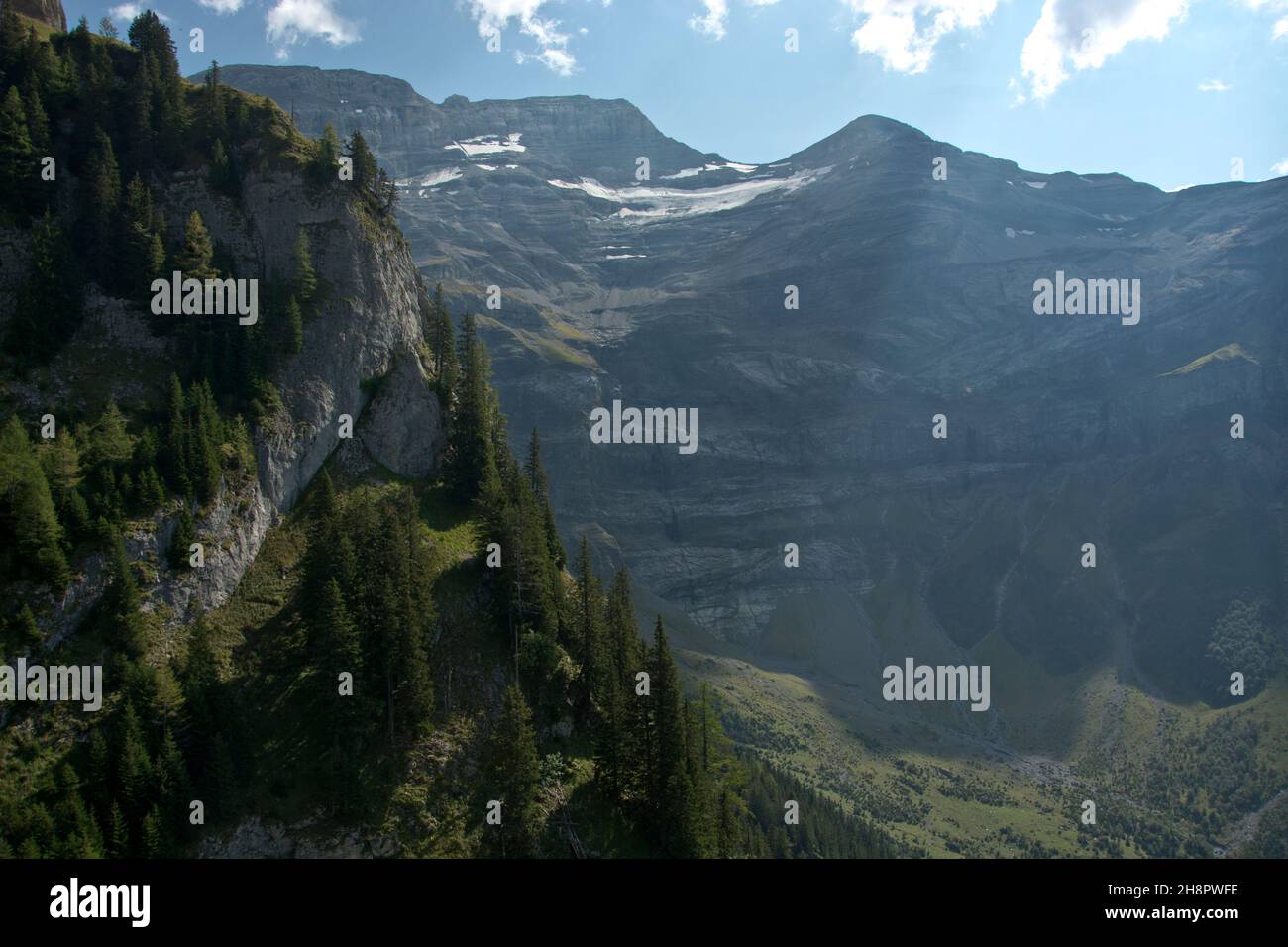 Blick in den Creux de CHAMP, ein imposanter Talkessel oberhalb von Les Diablerets in den Waadtländer Alpen, Schweiz Stockfoto