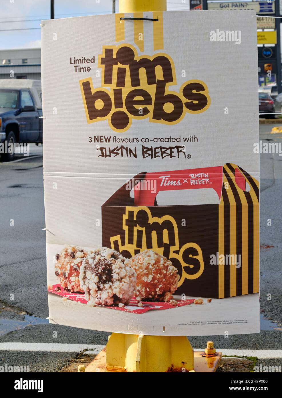 Schild mit der Ankündigung spezieller Tim Biebs Donuts, die von Justin Bieber im Tim Hortons Restaurant kreiert wurden. Halifax, Kanada. 1. Dezember 2021. Stockfoto