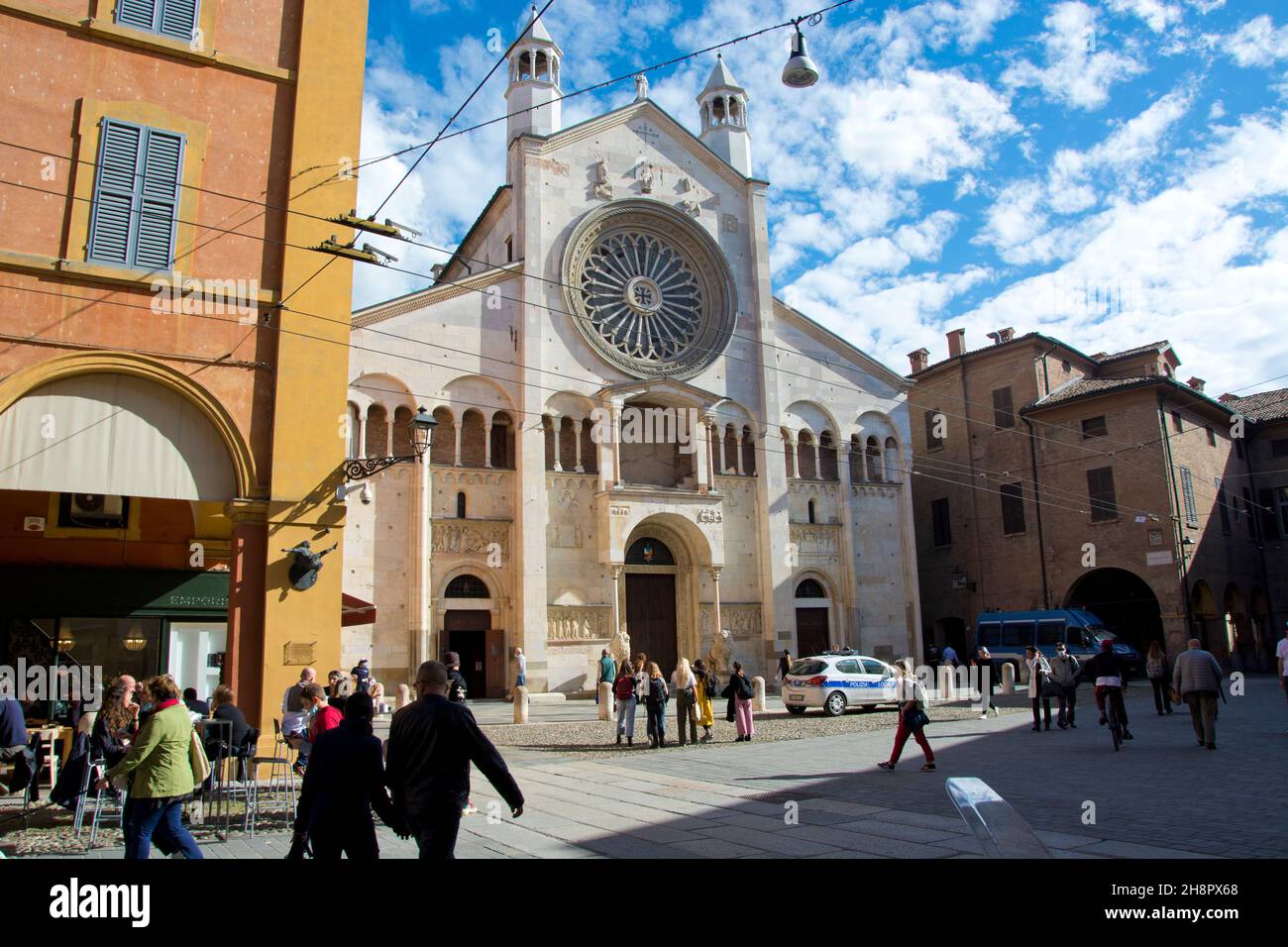 Belebte Stimmung auf der Piazza Duomo vor der Kathedrale in Modena Stockfoto