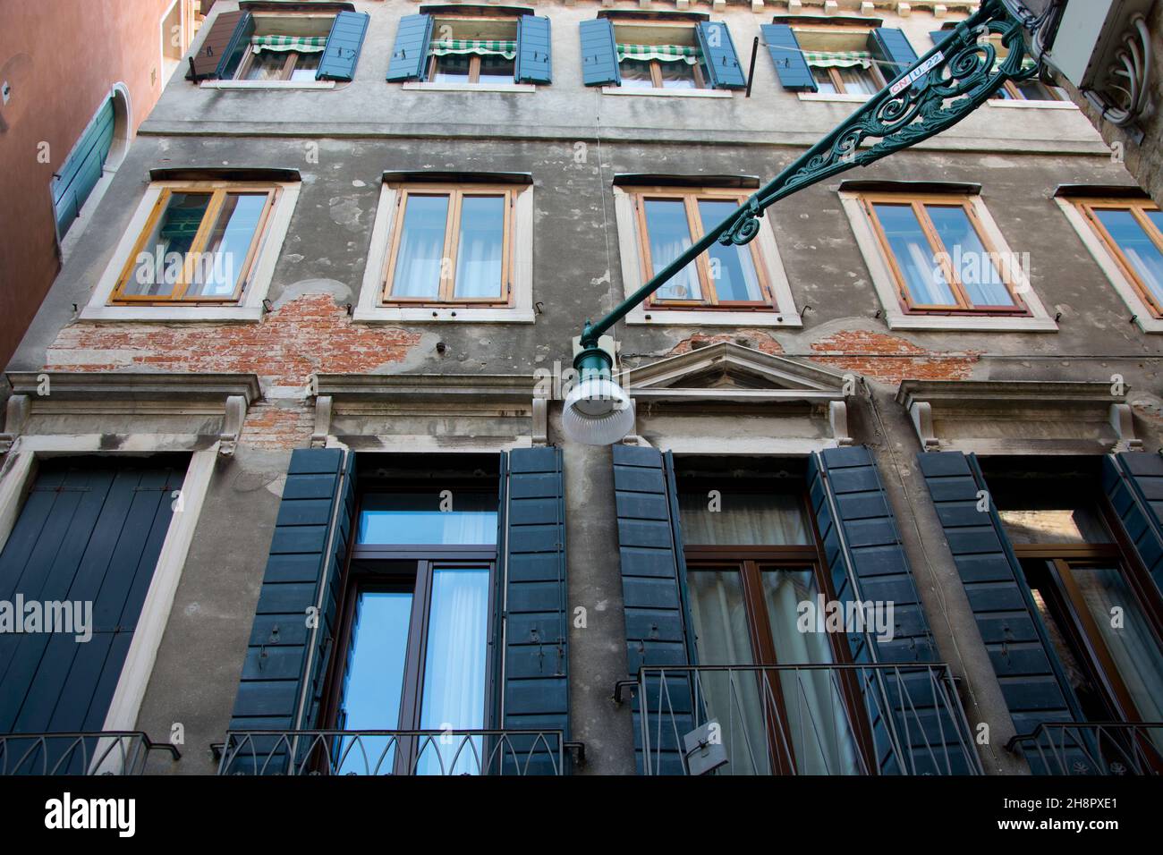 Verwitterte Gebäude mit bröckelnder Fassade in Venedig Stockfoto