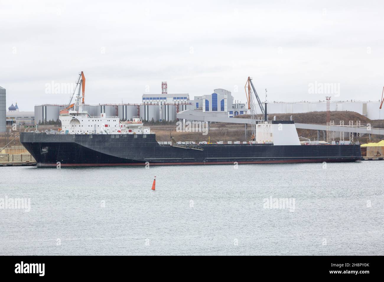 RORO Schiff im Hafen bei auf der Fähre. Fährhafen beim Be- und Entladen. Stockfoto