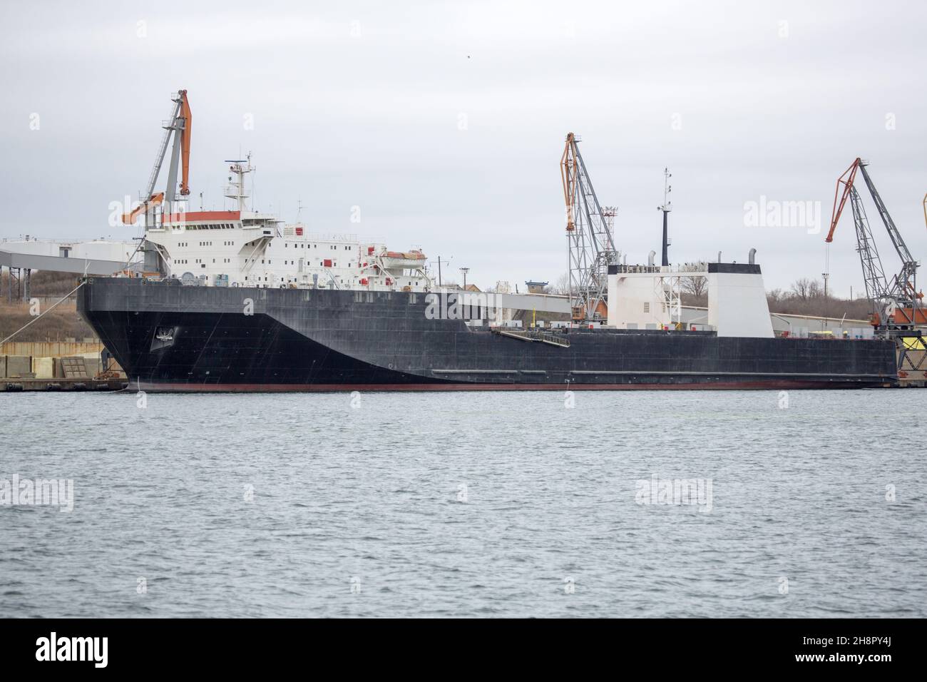 RORO Schiff im Hafen bei auf der Fähre. Fährhafen beim Be- und Entladen. Stockfoto