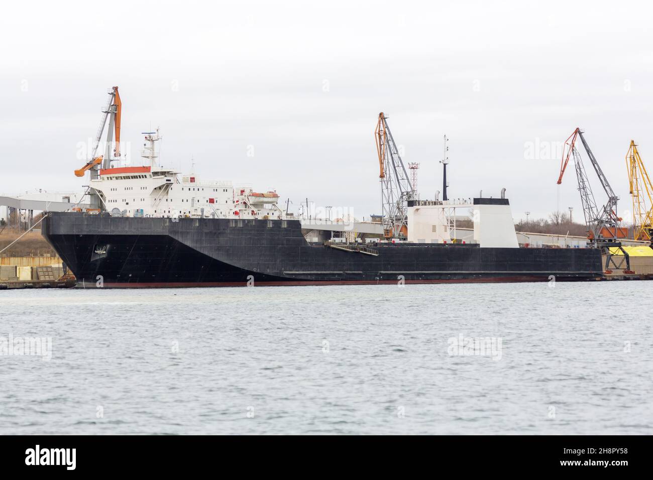 RORO Schiff im Hafen bei auf der Fähre. Fährhafen beim Be- und Entladen. Stockfoto