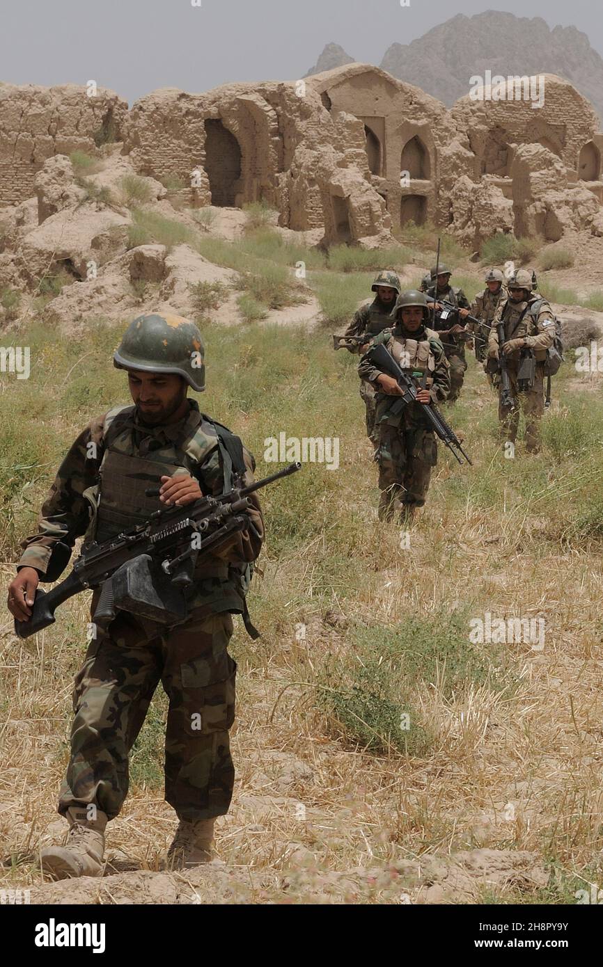 Soldaten der afghanischen Nationalarmee patrouillieren neben kanadischen Soldaten in der Nähe des Kandahar-Flugfeldes am 3. Juni 2010 in Kandahar, Afghanistan. Stockfoto