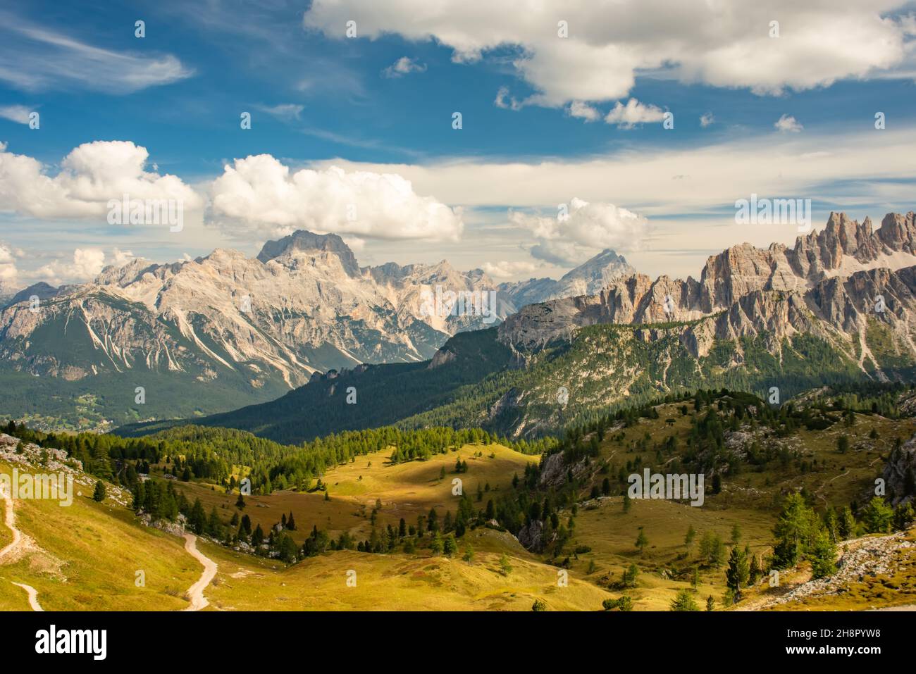 Sommer Berglandschaft Cinque Torri, Dolomiten, Italien Stockfoto