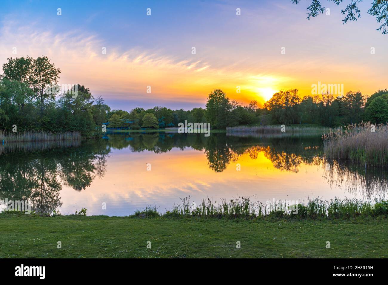 Sonnenuntergang auf einem See mit einem schönen Farbenspiel Stockfoto