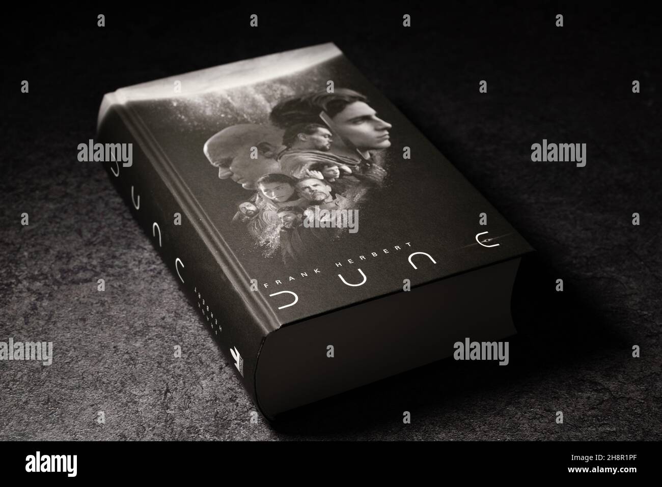 Celadna, Tschechien - 11.26.2021: Neuauflage von Dube von Frank Herbert. High-Angle-Studioaufnahme eines Science-Fiction-Buches, das auf einer strukturierten Oberfläche liegt. Geheimnisvoll Stockfoto