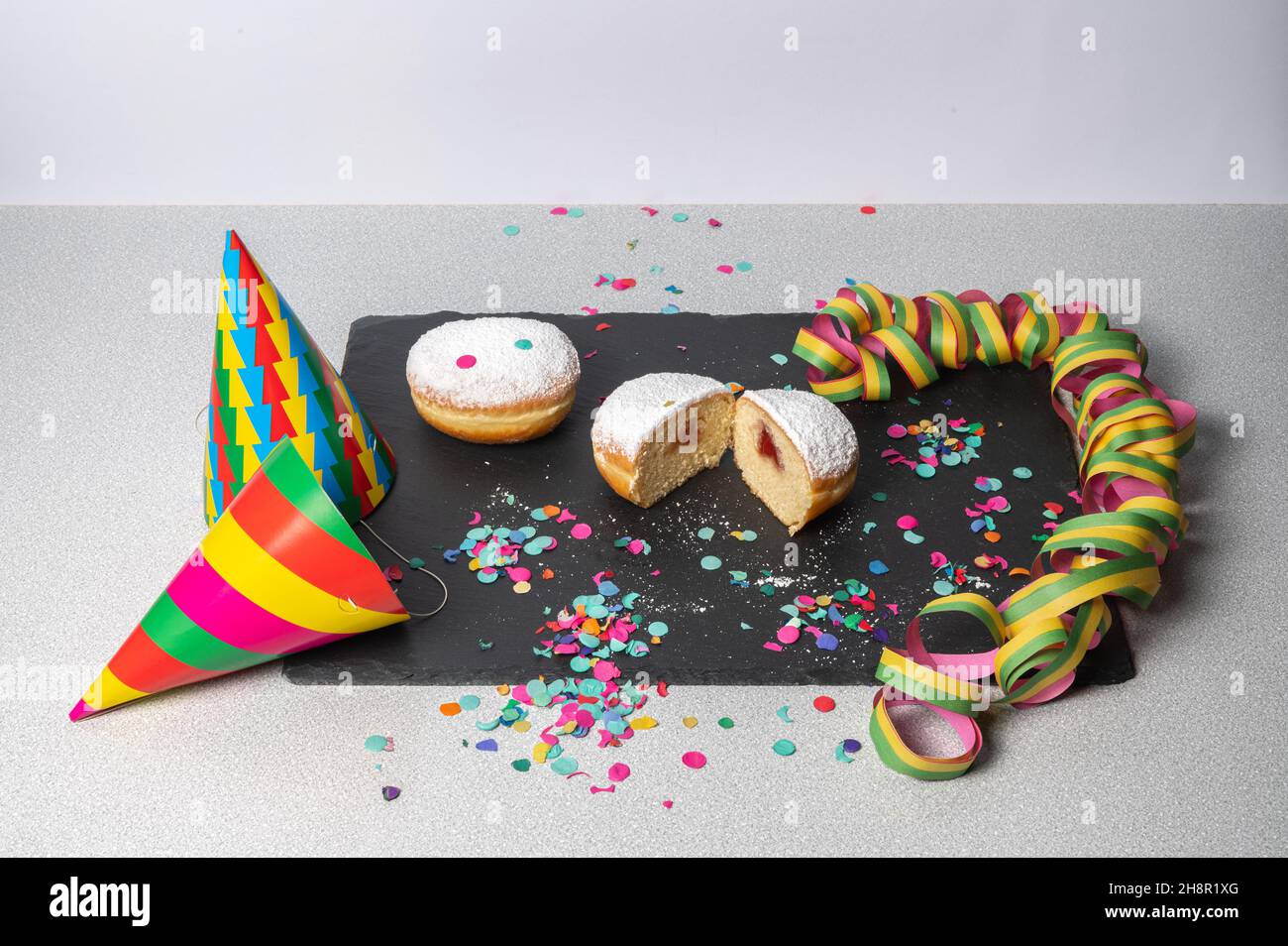 Zwei Berliner Faschings-Donuts mit festlicher Dekoration Stockfoto