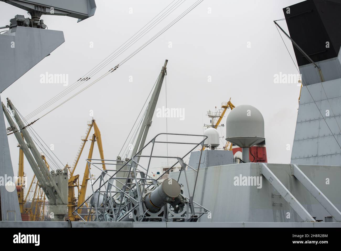 Kampfsysteme des Militärschiffs. Waffensysteme vom Typ Frigate La Fayette Marineeinheiten der NATO. Luftverteidigungssysteme von Militärschiffen Stockfoto