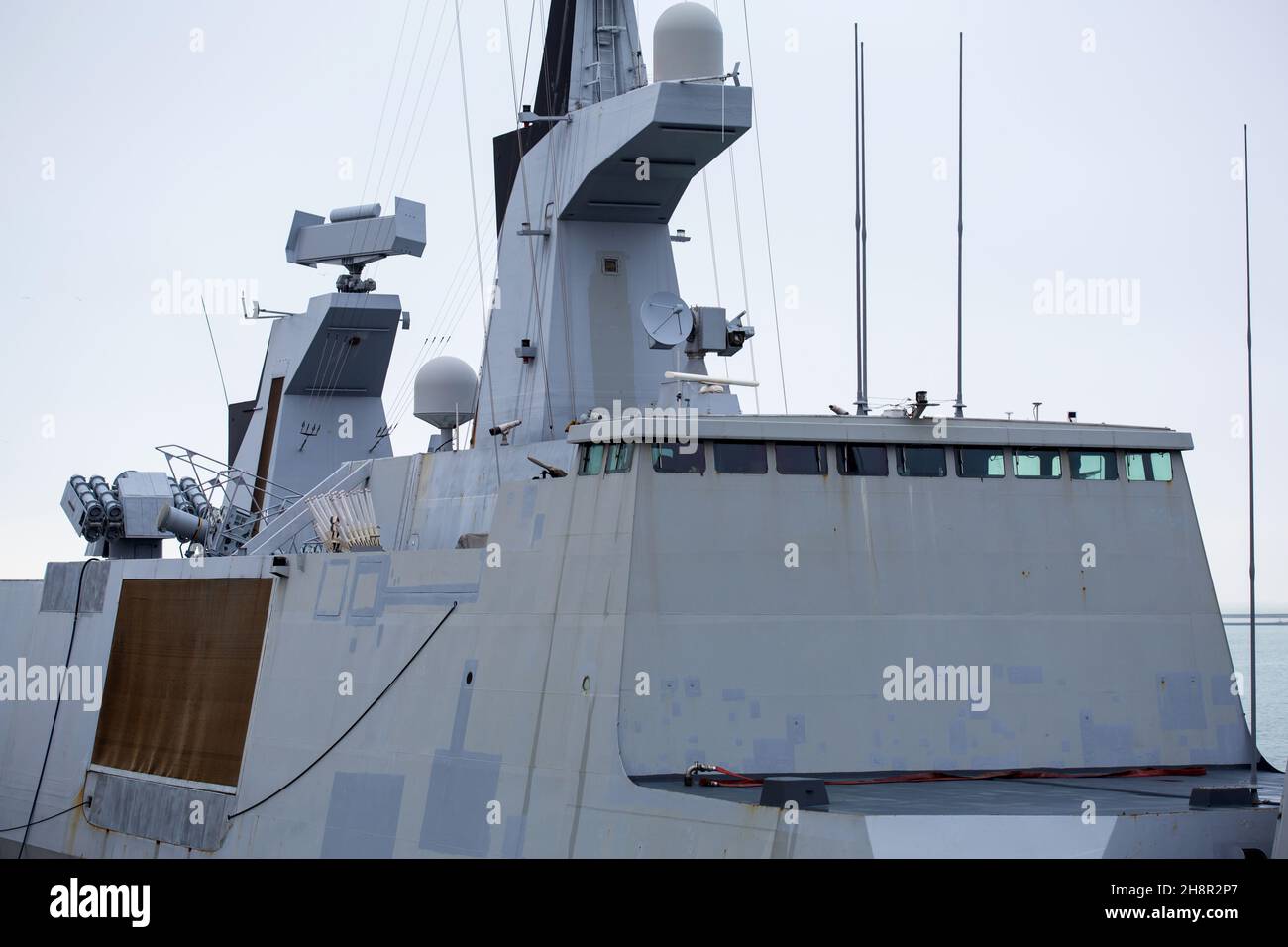 Fregatte Typ La Fayette Marineeinheiten der NATO mit der französischen Flagge im Hafen. NATO-Kriegsschiff Stockfoto