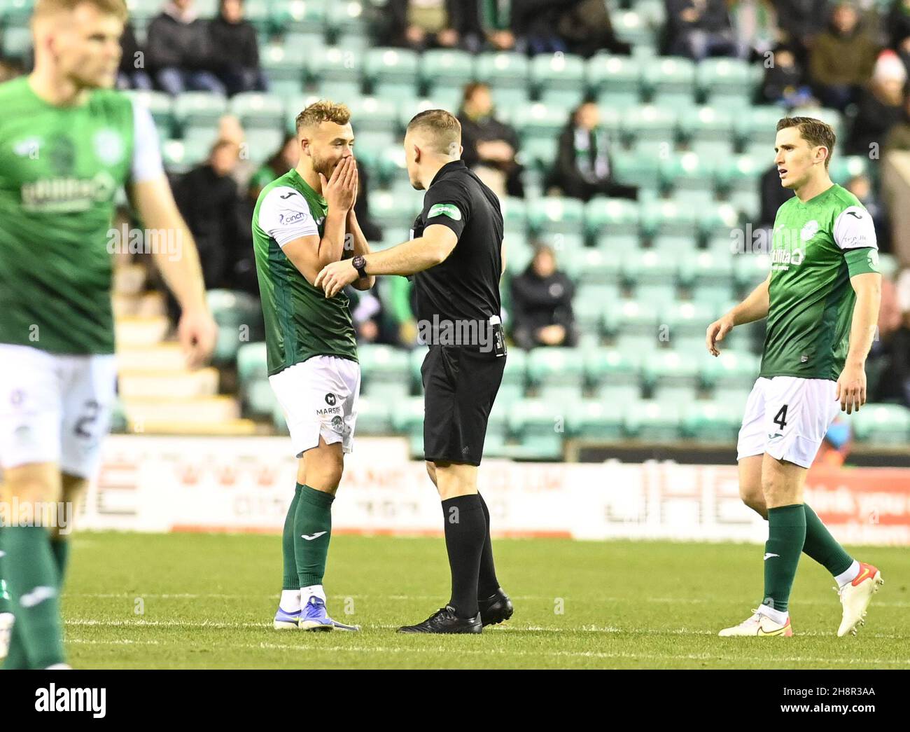 Easter Road Stadium .Edinburgh .Schottland. UK .1st Dez 21 Hibernian vs Rangers .Cinch Premiership Spiel . Schiedsrichter John Beaton hat ein Wort mit Hibs Ryan Porteous Credit: eric mccowat/Alamy Live News Stockfoto