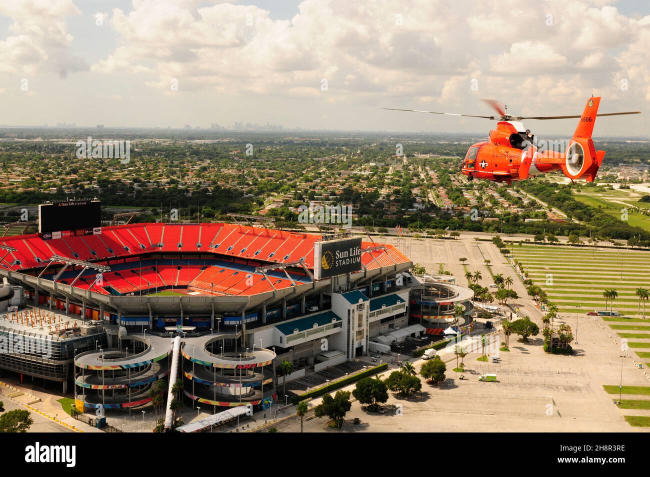 MIAMI - Eine Küstenwache Air Station Miami MH-65 Dolphin Helikopter-Crew führt einen Übungsflug über das Sun Life Stadium durch 3. August 2011. Die Florida Marlins sollen den 221st. Geburtstag der Küstenwache während einer Zeremonie vor dem Spiel am 4. August 2011 würdigen. Foto der US-Küstenwache von Petty Officer, Klasse 3rd, Tara Molle Stockfoto