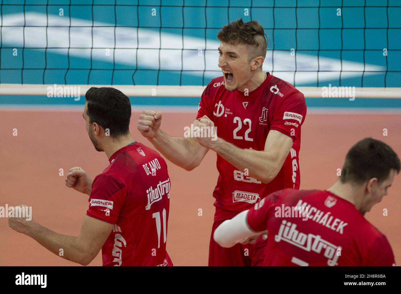 Ceske Budejovice, Tschechische Republik. 01st Dez 2021. Oliver Sedlacek von Jihostroj (Mitte) in Aktion während des CEV Volleyball Cup Men, Finalspiel 16th: Ceske Budejovice vs Kemerovo in der Ceske Budejovice Sportarena, Tschechische Republik, 1. Dezember 2021. Quelle: Vaclav Pancer/CTK Photo/Alamy Live News Stockfoto