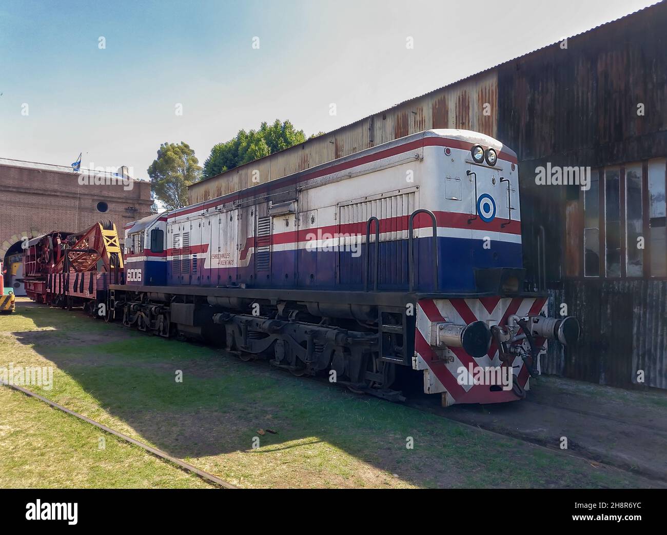 REMEDIOS DE ESCALADA - BUENOS AIRES, ARGENTINIEN - 22. Nov 2021: Alte amerikanische Diesellokomotive General Electric U18C 1960 Sechsachse 1980 PS. Gezogener Hund Stockfoto
