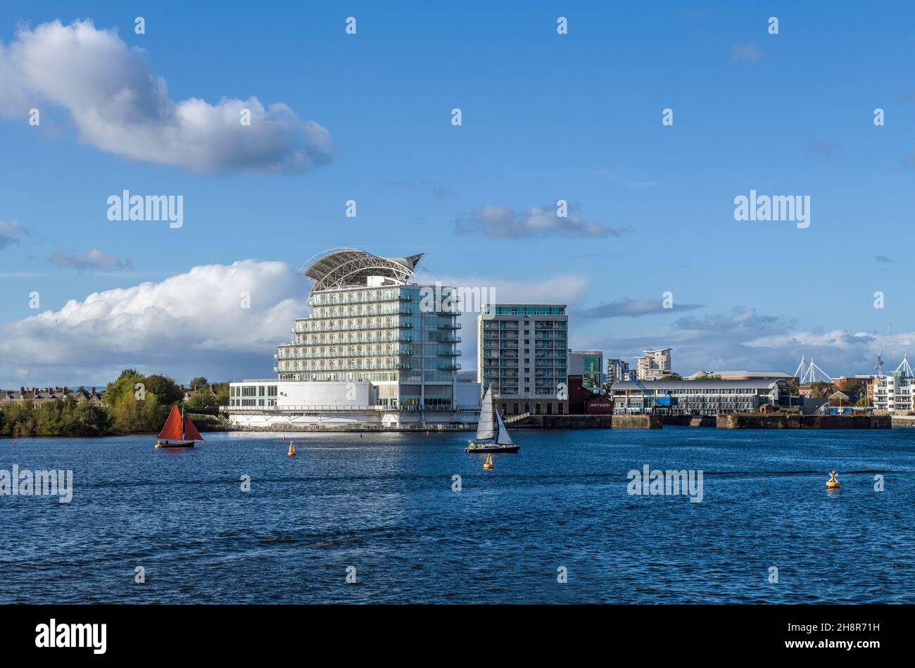 St. David's Hotal am Rande des riesigen Sees an der Cardiff Bay in Südwales an einem sonnigen Oktobertag Stockfoto