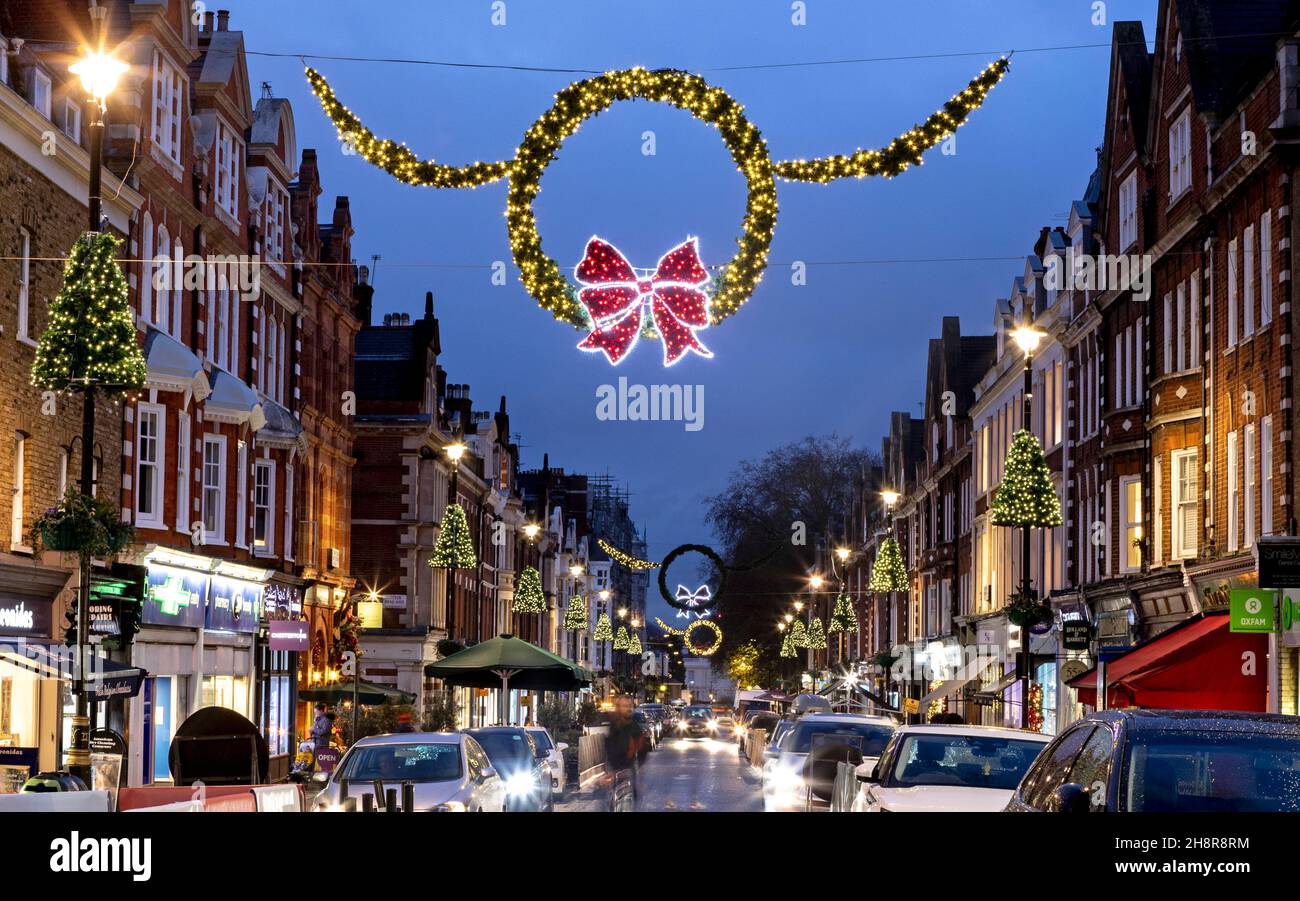 Weihnachtsdekorationen in St. Johns Wood High Street London UK Stockfoto
